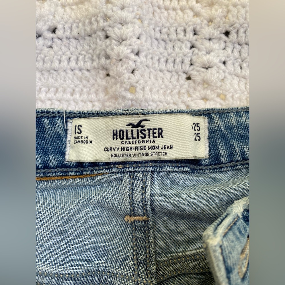 CURVY HIGH-RISE RIPPED MEDIUM WASH MOM JEANS